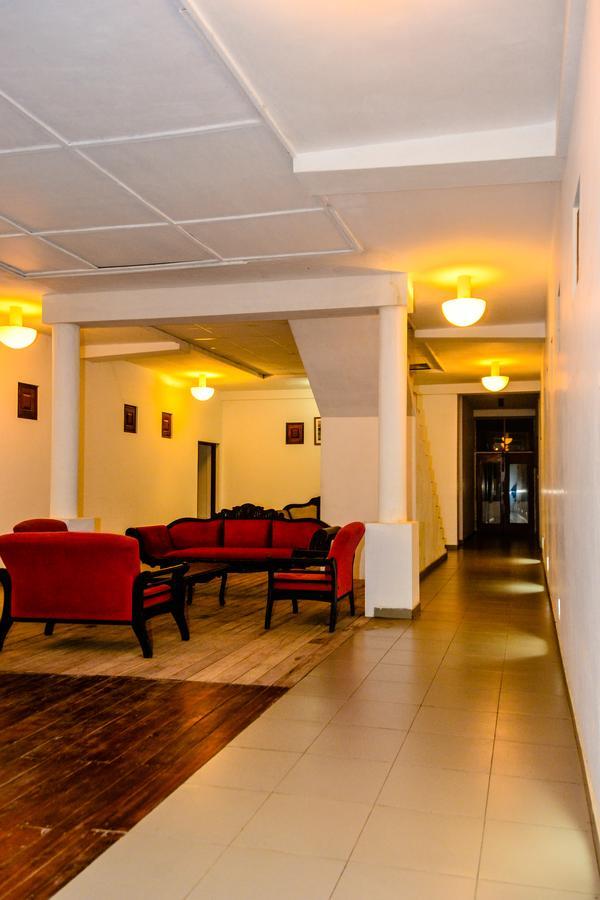 Rainbow Beach Hotel Negombo Bagian luar foto
