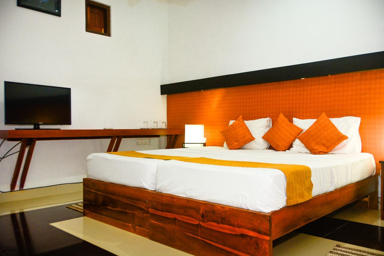 Rainbow Beach Hotel Negombo Bagian luar foto
