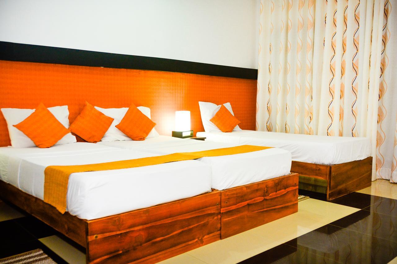 Rainbow Beach Hotel Negombo Bagian luar foto
