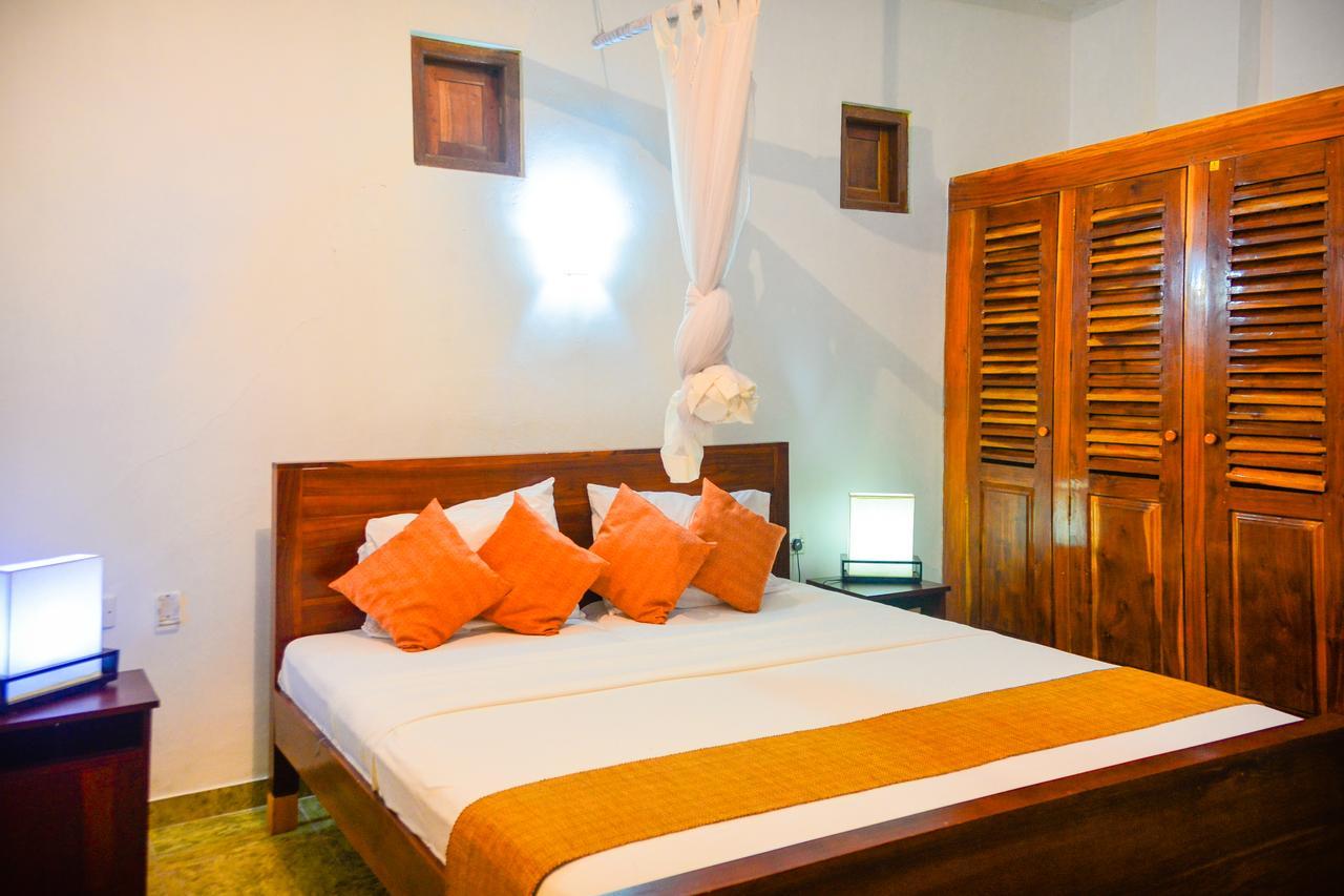 Rainbow Beach Hotel Negombo Bagian luar foto