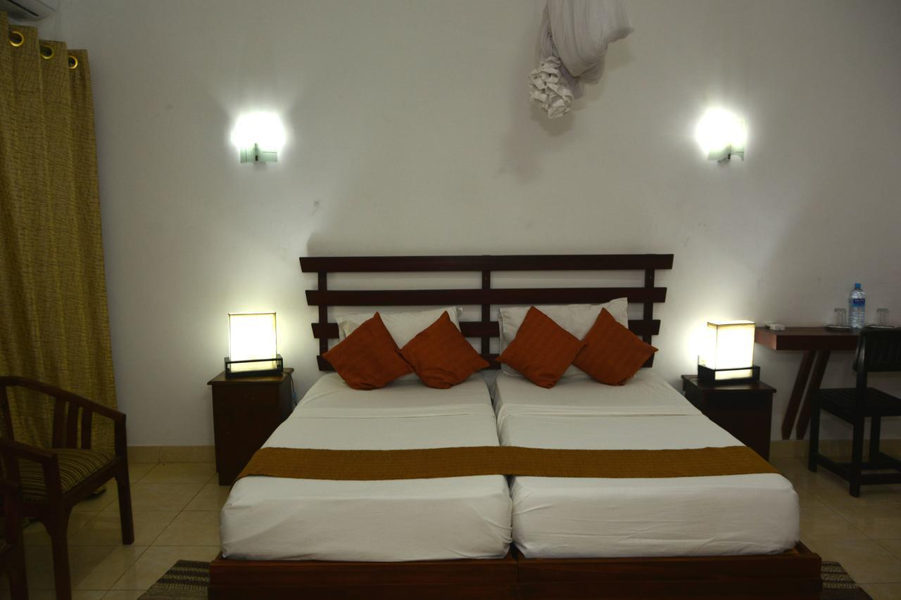 Rainbow Beach Hotel Negombo Bagian luar foto