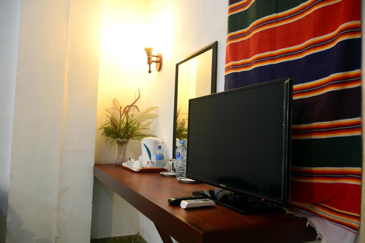Rainbow Beach Hotel Negombo Bagian luar foto