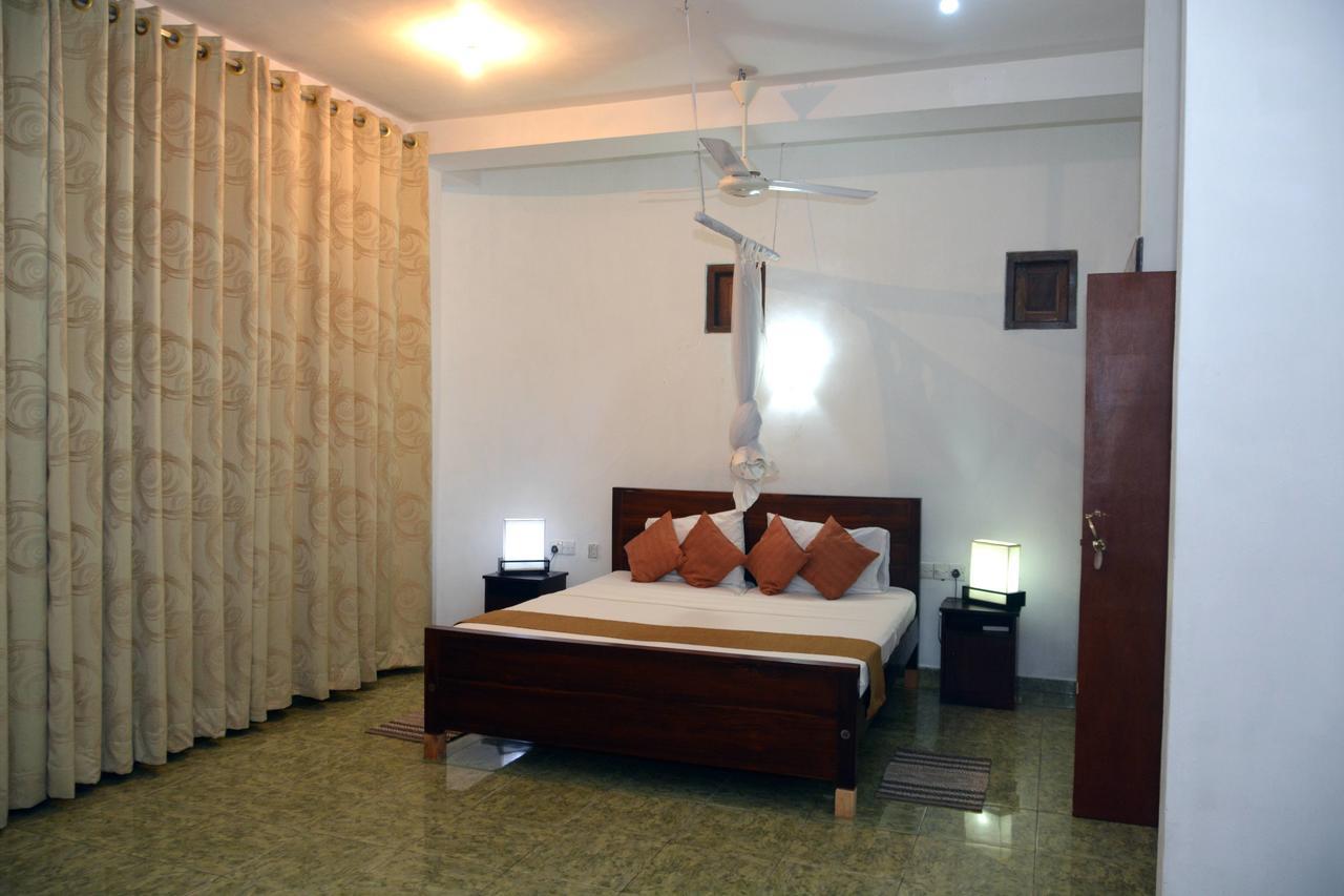 Rainbow Beach Hotel Negombo Bagian luar foto