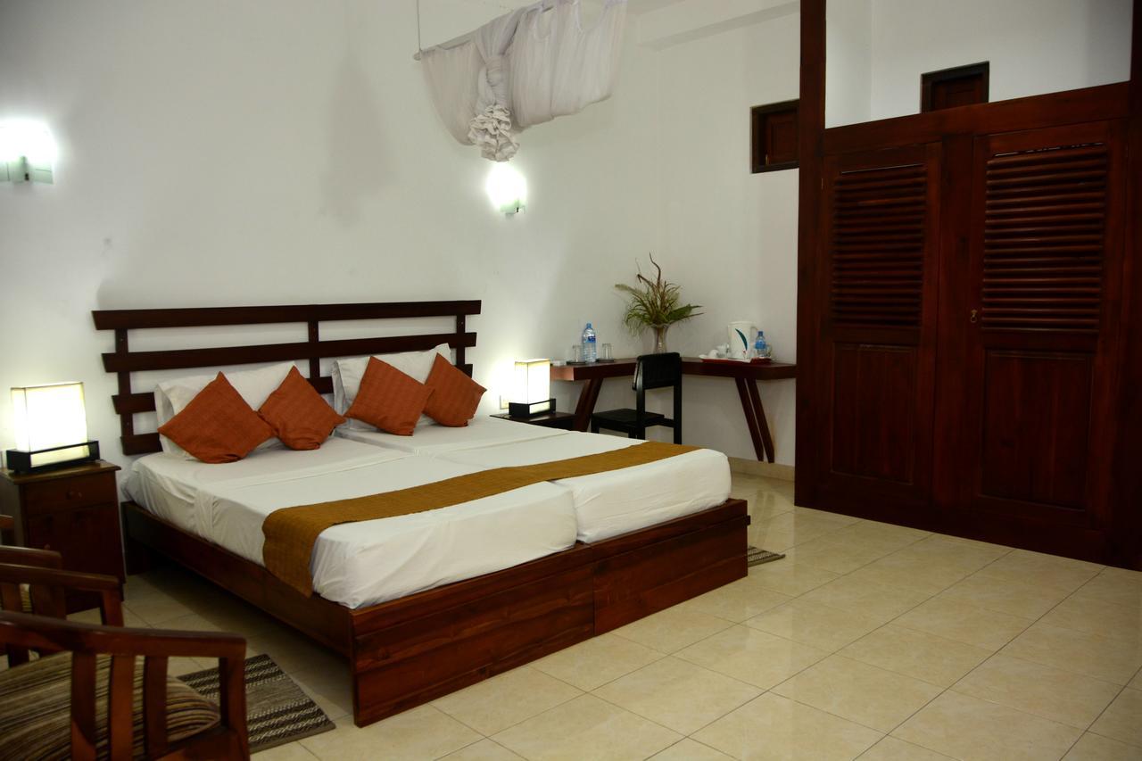 Rainbow Beach Hotel Negombo Bagian luar foto