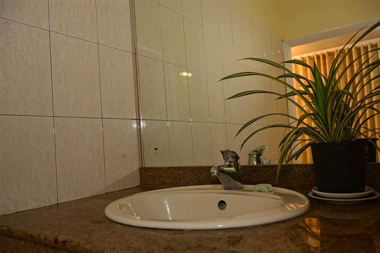 Rainbow Beach Hotel Negombo Bagian luar foto